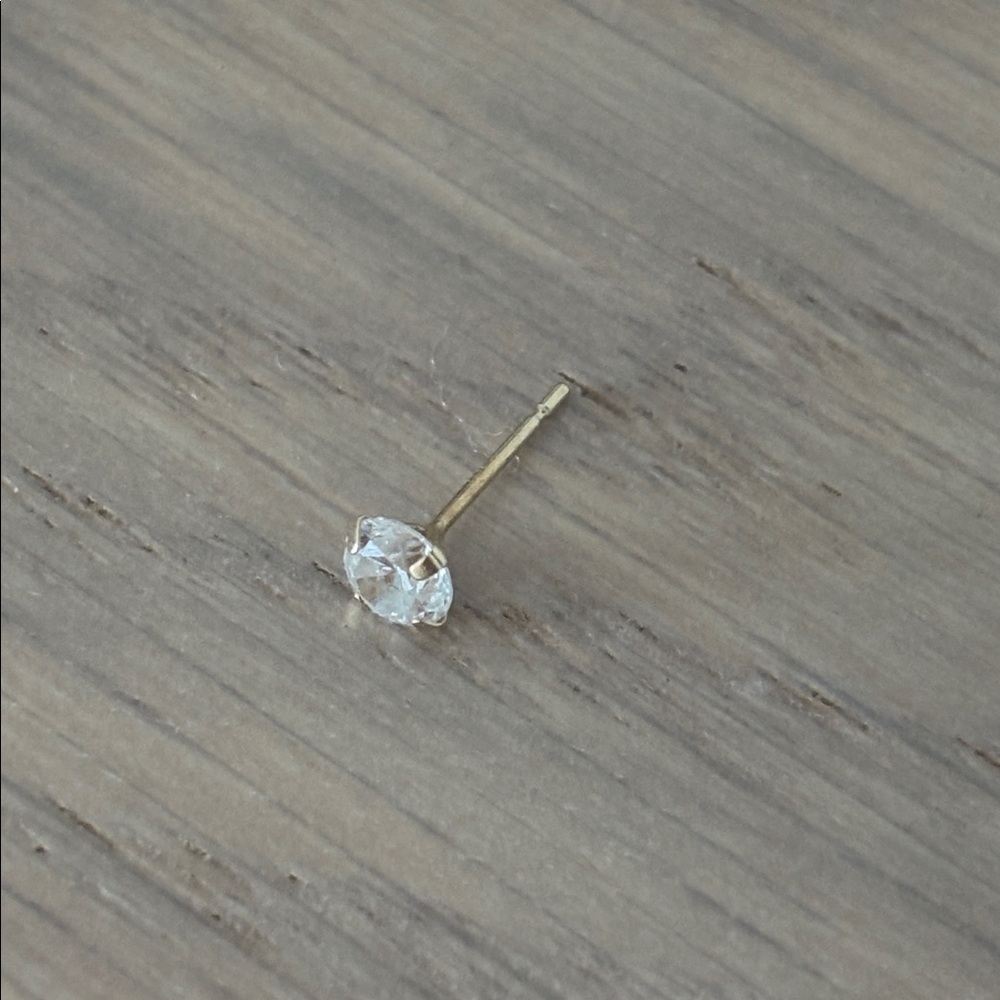 Single 14K cubic zirconia stud